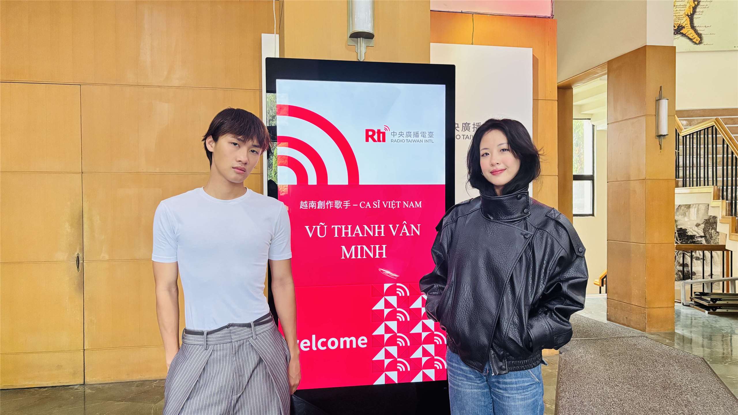 Ca - nhạc sĩ Vũ Thanh Vân (phải) và Minh (trái) đến Đài Rti trả lời phỏng vấn cho chương trình "Nhịp sống Đài Loan". (Ảnh: Lệ Phương)