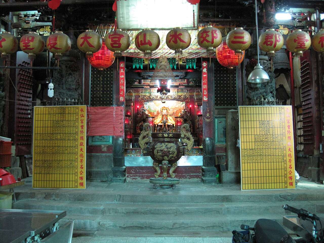 Miếu Thủy Tiên Tam Giao ở khu Trung Tây thành phố Đài Nam là một trong “bảy chùa, tám miếu” của phủ thành Đài Loan xưa, được xây dựng vào thời Khang Hy nhà Thanh, thờ Thủy Tiên Tôn Vương. Vào thời nhà Thanh, các thương nhân phố cảng trong phủ thành (gồm Bắc giao Tô Vạn Lợi, Nam giao Kim Vĩnh Thuận và Đường giao Lý Thắng Hưng) đã hợp thành một tổ chức gọi là “Tam giao”, Miếu Thủy Tiên Tam Giao thuộc quyền vận hành quản lý của tổ chức Tam Giao (Ảnh: Wikipedia)