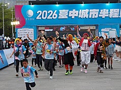 Giải bán marathon thành phố Đài Trung ngày 15/3 với chủ đề rực rỡ sắc hoa, Cục trưởng Cục Thể thao Tp. Đài Trung Du Chí Tường (giữa phía trước) cùng các runner diện áo, phụ kiện hoa sặc sỡ.( Ảnh CNA)