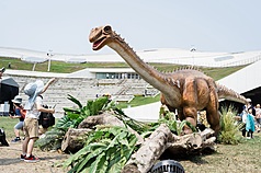 Khủng long xuất hiện tại Cao Hùng, làm rộn ràng ngày Tết Thiếu nhi tại miền Nam Đài Loan. (Ảnh: CNA)