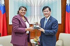 Ngoại trưởng Lâm Giai Long tiếp đón Thứ trưởng Bộ Giáo dục Belize Dian Maheia ngày 16/4. (Ảnh: MOFA/CNA)