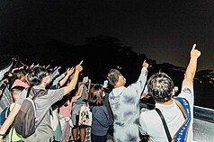 Mô hình du lịch thiên văn tại Bình Đông: Người dân trải nghiệm ngắm mưa sao băng Lyrids tại cầu treo Sơn Xuyên Lưu Ly ngày 18/4 vừa qua (ảnh: CNA)