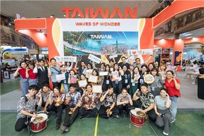 Tổng Cục Du lịch dẫn đoàn tham gia VITM, bắt tay cùng Đại sứ du lịch- ca sĩ ISAAC quảng bá Đài Loan. (Ảnh: Tổng cục Du lịch Đài Loan cung cấp)
