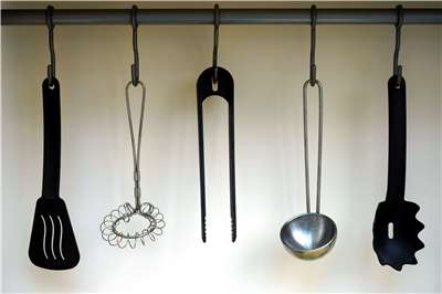 Hiện nay có rất nhiều dụng cụ xào nấu được làm bằng nguyên liệu nhựa để không làm trầy xước nồi, chảo chống dính (Ảnh: Pixabay)