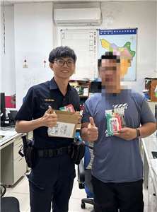 Cảnh sát Hoàng Dịch Trí giúp đỡ lao động nước ngoài thoát bẫy lừa đảo mua hàng qua mạng. (Ảnh: Đồn cảnh sát Hunei)