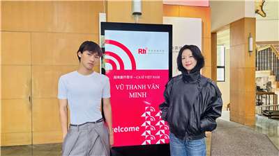 Ca - nhạc sĩ Vũ Thanh Vân (phải) và Minh (trái) đến Đài Rti trả lời phỏng vấn cho chương trình "Nhịp sống Đài Loan". (Ảnh: Lệ Phương)