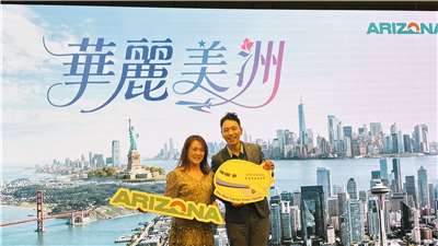 Giám đốc Văn phòng Đại diện Đài Loan của Cục Du lịch Bang Arizona bà Milane và Phó Giám đốc Marketing khu vực Đài Loan của China Airlines ông Tống Đạo Minh tại buổi ra mắt chương trình “Châu Mỹ rực rỡ” ngày 16/4. (Ảnh: Lệ Phương)