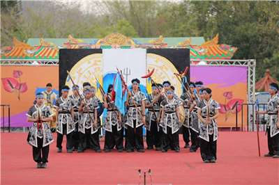 Các bạn sinh viên Việt Nam tại Đại học Thực Tiễn (USC) cơ sở Cao Hùng tham gia biểu diễn múa trận Tống Giang. (Ảnh: USC cung cấp)