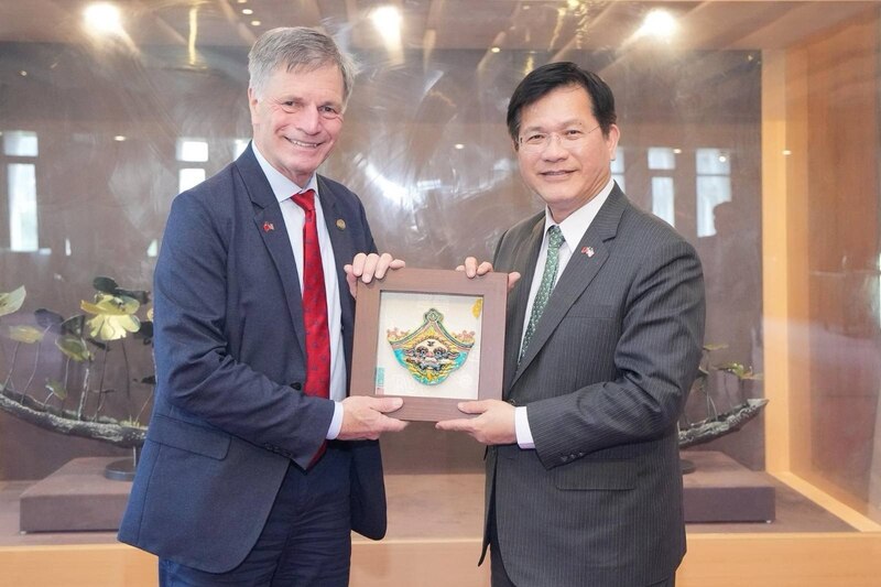 Vào ngày 12/5 Bộ trưởng Bộ Ngoại giao Lâm Giai Long (phải) tặng quà cho  ông Mark Gordon  (trái) - Thống đốc bang Wyoming (Mỹ ) (Ảnh: CNA)