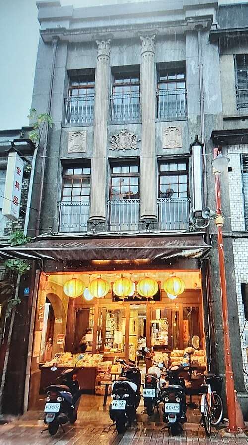 Tiệm thuốc Bắc Hoàng Trường Sinh là một trong những cửa tiệm nổi tiếng trên phố Địch Hóa, được xây dựng theo phong cách kiến trúc Baroque với những bức phù điêu trang trí tinh xảo và bề thế trên mặt tiền tòa nhà (Wikipia)