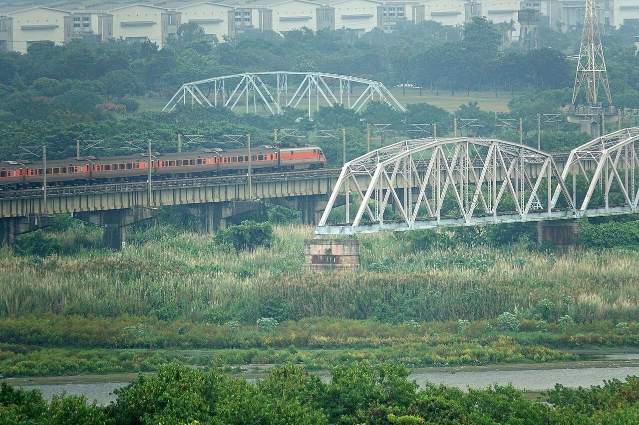 Cầu sắt Cao Bình - Cây cầu sắt dành riêng cho xe lửa giúp kết nối Cao Hùng và Bình Đông. (Ảnh: Wikipedia)