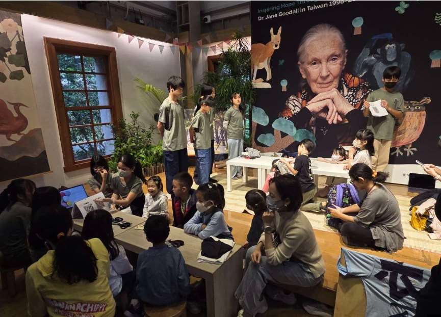 Mặc dù Tiến sĩ Jane Goodall, học giả bảo tồn thiên nhiên nổi tiếng quốc tế đã qua đời, nhưng tầm ảnh hưởng của bà đối với môi trường bảo tồn của Đài Loan vẫn có thể thấy rõ ở thế hệ tiếp theo tại Đài Loan ngày nay. (Ảnh: PV Rti Giang Chiêu Luân)