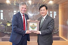 Vào ngày 12/5 Bộ trưởng Bộ Ngoại giao Lâm Giai Long (phải) tặng quà cho  ông Mark Gordon  (trái) - Thống đốc bang Wyoming (Mỹ ) (Ảnh: CNA)
