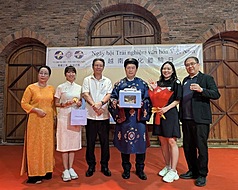 Văn phòng Kinh tế và Văn hóa Đài Bắc tại TP.HCM đã cùng Bảo tàng Áo dài thành phố Hồ Chí Minh tổ chức hoạt động trải nghiệm văn hóa Việt Nam. (Ảnh: CNA)