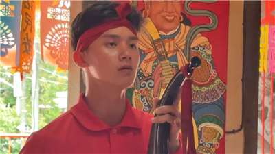 Thầy cúng giới thiệu văn hóa tín ngưỡng bằng tiếng Anh, đưa nét đẹp văn hóa đền miếu Đài Loan ra thế giới