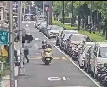 Một người đàn ông phóng xe máy thực hiện hành vi cướp giật giữa ban ngày ban mặt tại Đài Bắc vào trưa ngày 2/5 (Ảnh: Phía cảnh sát cung cấp)
