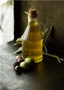 Dầu olive ép lạnh nguyên chất được cho là loại dầu tốt đem lại nhiều lợi ích cho sức khỏe (Ảnh: Pixabay)