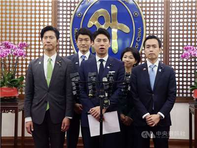 Cục trưởng Cục Thanh niên Đảng LDP, ông Shojiro Hiranuma dẫn đầu đoàn cán bộ thanh niên sang thăm Đài Loan.