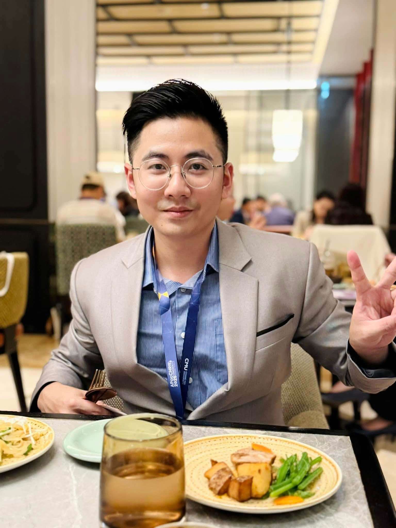 Anh Lê Hữu Khánh, NCS tiến sĩ Ngành Chiến lược và Phát triển các ngành Công nghiệp mới nổi - Khối Du lịch tại Trường Đại học Quốc lập Kỵ Nam, vừa giành được giải Nhì trong Cuộc thi Cúp Thủ phủ du lịch Đài Trung 2026 (Ảnh: Nhân vật cung cấp)