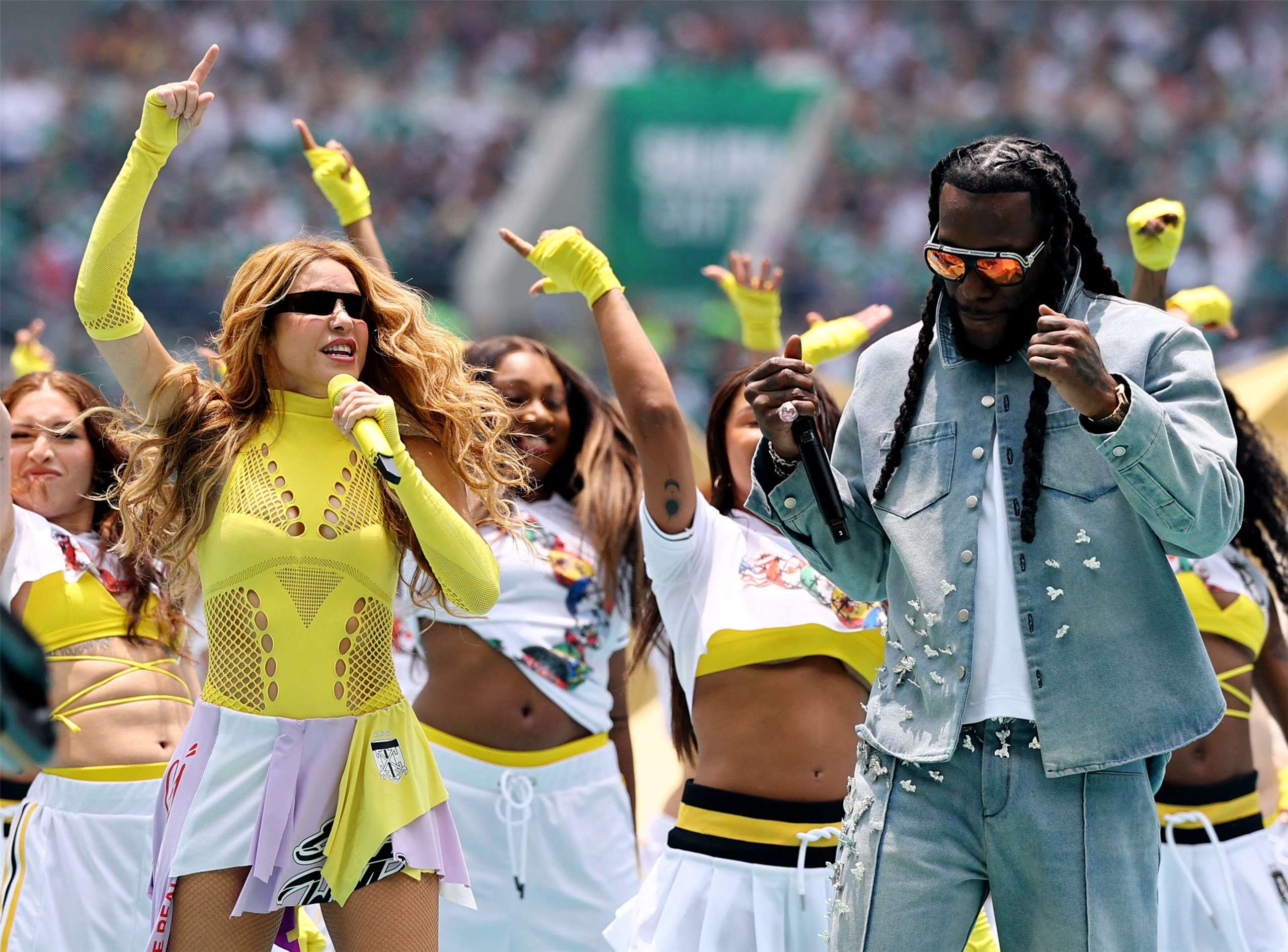 Bùng nổ với màn trình diễn của Shakira cùng Burna Boy tại trận khai mạc World Cup 2026 (ảnh: Reuters/Shutterstock)