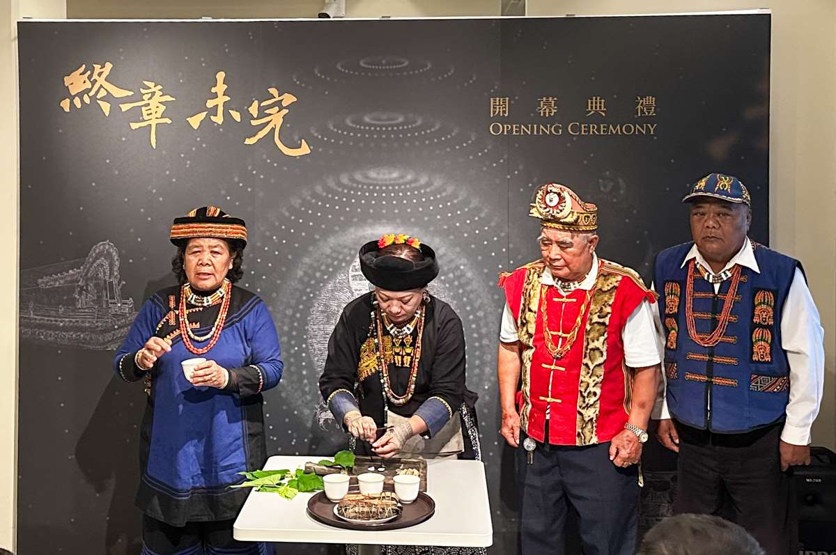 Các vị trưởng lão của bộ tộc Paiwan và các thầy cúng từ xã Laiyi Bình Đông đang thực hiện nghi lễ truyền thống tại lễ khai mạc (ảnh: Rti)