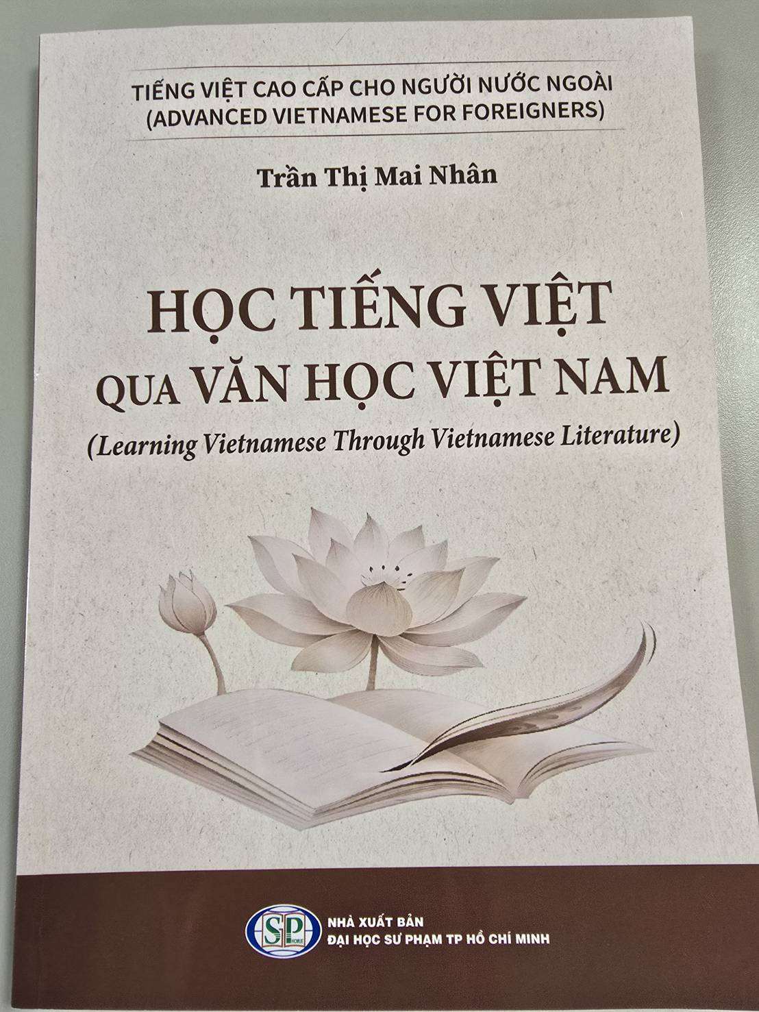 Cuốn giáo trình "Học tiếng Việt qua văn học Việt Nam" do tiến sĩ Trần Thị Mai Nhân biên soạn, Nhà xuất bản ĐH Sư phạm thành phố Hồ Chí Minh phát hành vào tháng 4/2026 (Ảnh: Hải Ly)
