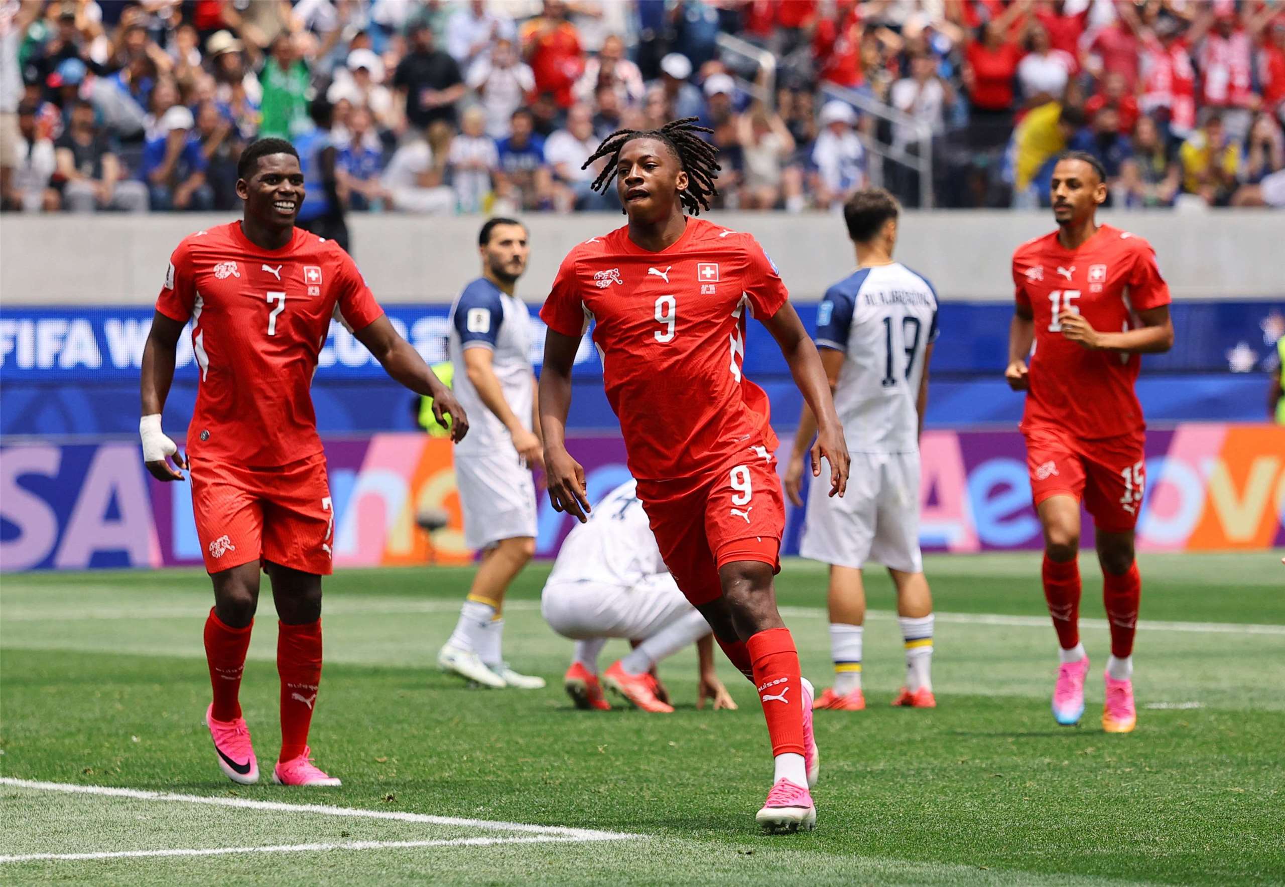 Trong trận đấu thuộc bảng B World Cup 2026, Thụy Sĩ đã đánh bại Bosnia-Herzegovina với tỷ số 4-1, nhờ cú đúp của cầu thủ trẻ người Thụy Sĩ Johan Manzambi (mặc áo số 9 màu đỏ) (Ảnh: Reuters/AFP)