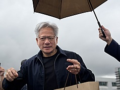 Ông Jensen Huang kết thúc hành trình 14 ngày tại Đài Loan và đáp máy bay đi Hàn Quốc vào sáng ngày 5/6, trước khi lên máy bay còn không quên tặng đồ ăn vặt và sandwich cho người hâm mộ và phóng viên tại hiện trường. (Ảnh: CNA)