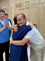 Dưới sự kết nối của Cục Hải dương Cao Hùng, gia đình ông Iwayama gồm 8 thành viên đã đặc biệt sang Đài Loan để gặp gỡ gia đình người thuyền viên họ Khâu tại Văn phòng hành chính khu Lâm Viên. (Ảnh: Cục Hải dương Cao Hùng/ CNA)