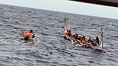 Vượt qua sóng dữ để nối lại tuyến đường 300 năm trước! Thuyền Tatala của người Tao đã thành công cập đảo Batan, Philippines. (Ảnh: CNA)