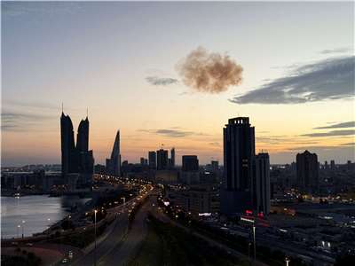 Iran sử dụng máy bay không người lái tấn công Bahrain vào tháng 3 năm nay. Chiếc UAV đã bị đánh chặn phía trên tòa nhà tại Trung tâm tài chính Bahrain Financial Harbour (Ảnh: Reuters)