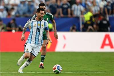 Ngày 16/6, Argentina đánh bại Algeria với tỷ số 3-0, trong đó ngôi sao người Argentina Lionel Messi (phía trước) lập hat-trick đầu tiên tại World Cup (ảnh: AFP)