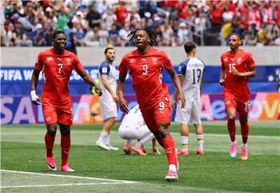 Trong trận đấu thuộc bảng B World Cup 2026, Thụy Sĩ đã đánh bại Bosnia-Herzegovina với tỷ số 4-1, nhờ cú đúp của cầu thủ trẻ người Thụy Sĩ Johan Manzambi (mặc áo số 9 màu đỏ) (Ảnh: Reuters/AFP)