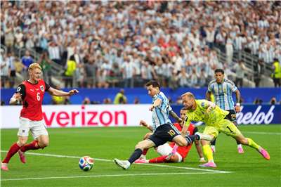 Ngày 22/6 (rạng sáng 23/6 theo giờ Đài Loan), Argentina đối đầu với Áo ở lượt 2 bảng J của World Cup 2026. Siêu sao Lionel Messi ghi hai bàn thắng và trở thành cầu thủ ghi bàn nhiều nhất trong lịch sử World Cup. Đội bóng “Albiceleste” giành chiến thắng 2-0 và giành vé vào vòng 1/32 (ảnh: AP/Shutterstock)