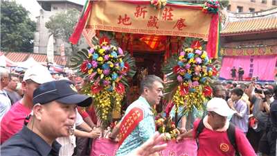“Lễ rước thần linh quận Tân Trang” đến hẹn lại lên, đông đảo tín đồ nô nức tới xem không quản ngại mưa gió