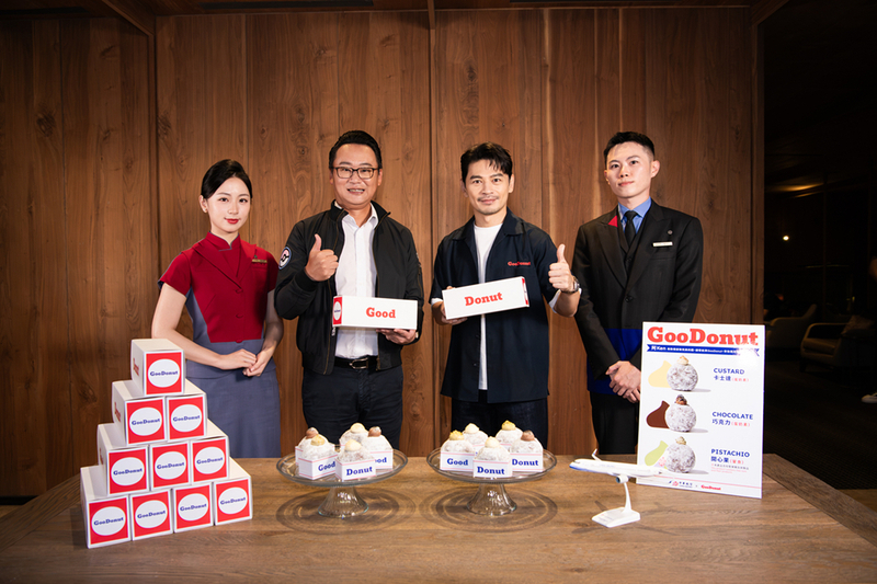 Với niềm đam mê đồ ngọt, MC Ken (thứ 2 từ bên phải) từ vai trò người dẫn chương trình truyền hình quen thuộc, đã "kiêm nhiệm" thêm người sáng lập thương hiệu bánh donut được nhiều người yêu thích, và vừa qua sản phẩm của anh cũng đã hợp tác với hãng hàng không China Airlines để phục vụ cho hành khách tại phòng chờ máy bay. (Ảnh: CNA)