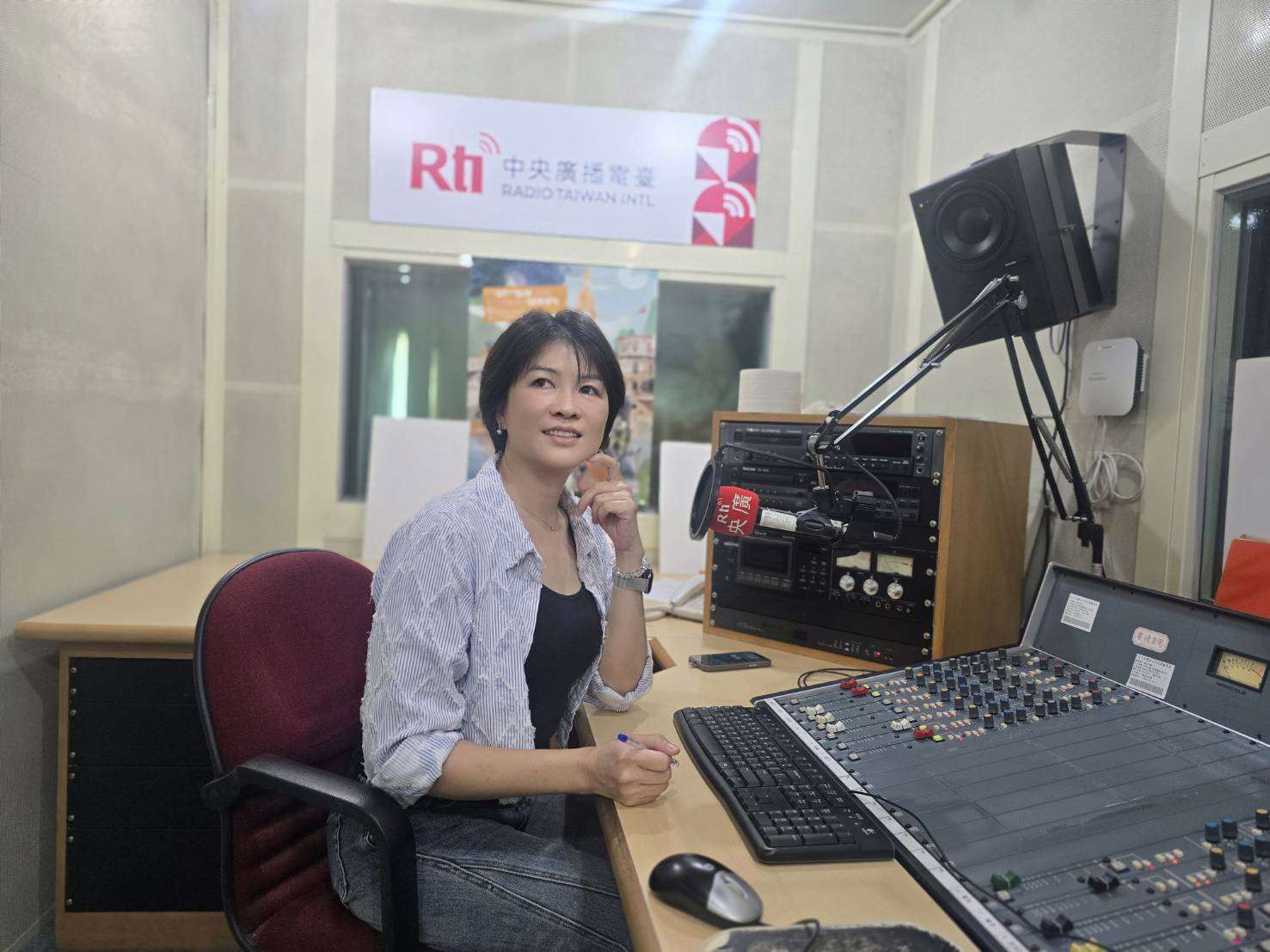 Di dân mới Trần Nghinh Huyên, hiện là phát thanh viên của chương trình "幸福中台灣" của ·Đài phát thanh Giáo dục (Ảnh: Hải Ly)