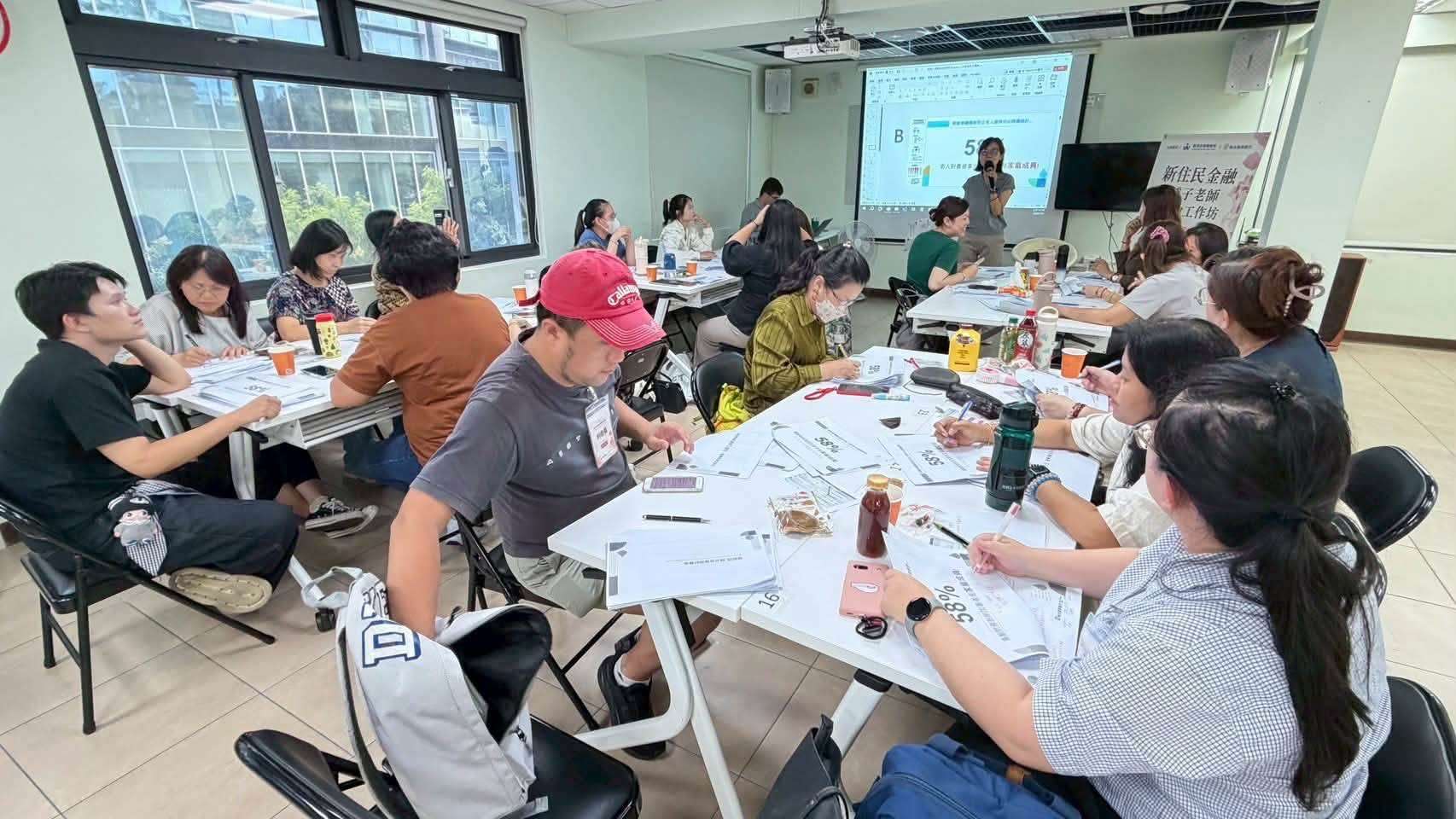 Hội chị em Nam Dương tổ chức khóa tập huấn giáo viên hạt giống tuyên truyền kiến thức tài chính cơ bản, giúp di dân mới vượt rào cản trong sử dụng dịch vụ tài chính (Ảnh: Hội chị em Nam Dương)