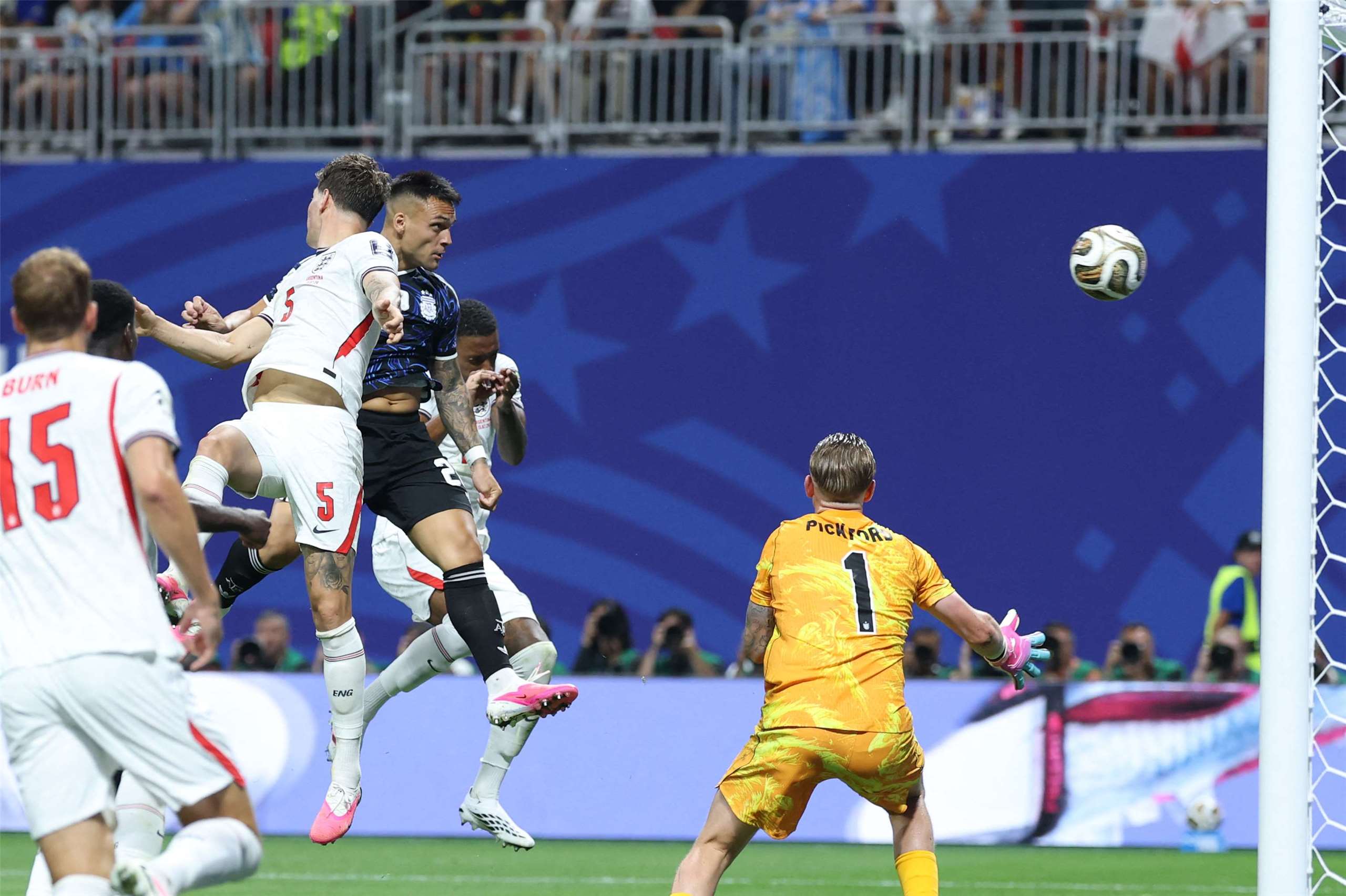 Tiền đạo người Argentina Lautaro Martinez đã ghi bàn thắng quyết định ở phút thứ 92 của thời gian bù giờ (ảnh: AFP)