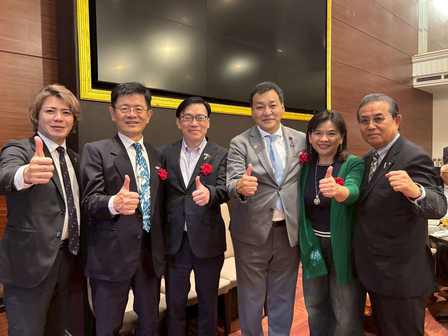 Chính khách thuộc nhiều đảng phái tại Nhật Bản tham dự buổi gặp gỡ thính giả Osaka của Đài Rti, bày tỏ sự ủng hộ mạnh mẽ dành cho Đài Loan. Từ trái sang phải: Nghị sĩ thành phố Kobe Uehata Norihiro, Tổng Giám đốc Đài Rti Trương Thụy Xương, Trưởng Văn phòng Kinh tế - Văn hóa Đài Bắc tại Osaka Phạm Chấn Quốc, Nghị sĩ thị trấn Takatori thuộc tỉnh Nara Niizawa Yoshifumi, thành viên Hội đồng quản trị Rti Lưu Hạ Như, Nghị sĩ thành phố Wakayama Endo Fujio. (Ảnh: Rti)