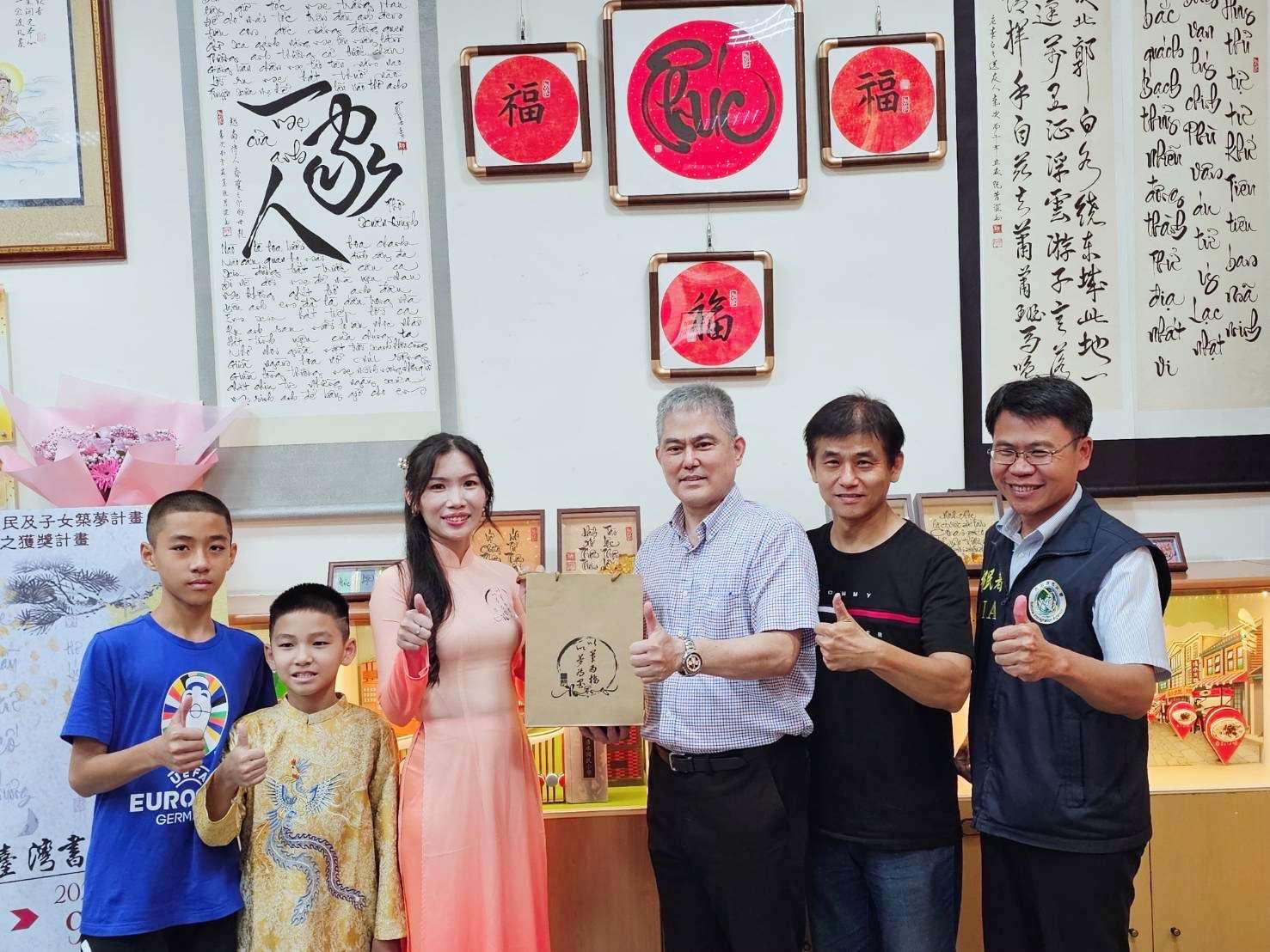Ông Cao Chí Vĩ (1, từ phải qua)