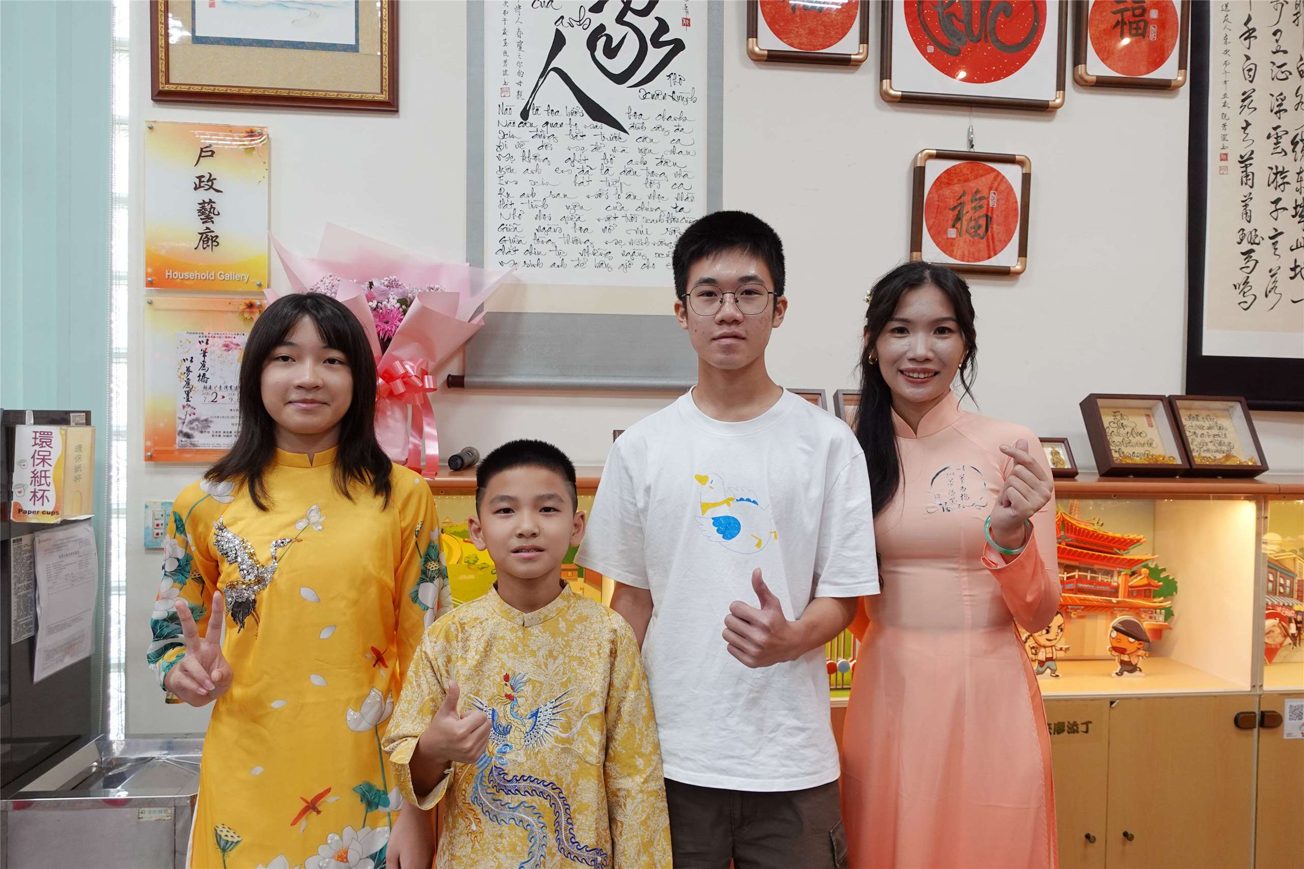 Chị Nguyễn Phương Nghi và học trò của mình