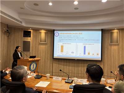 Nghiên cứu viên Dương Thục Quân thuộc Viện Nghiên cứu Kinh tế khuyến nghị, chính phủ cần bình ổn giá nhà ở, mới có thể giải quyết vấn đề già hóa dân số và tỷ lệ sinh thấp. (Ảnh: Rti)