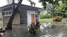 Do ảnh hưởng của hoàn lưu ngoài của bão, vùng ven biển Đài Đông xuất hiện sóng lớn. Khu vực gần cầu Lục Thủy trong Công viên Rừng Đài Đông bị nước biển tràn ngược, khiến một số lối đi và nhà vệ sinh công cộng bị ngập nước. (Ảnh: CNA)