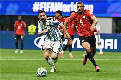 Dưới sự dẫn dắt của ngôi sao Lionel Messi (áo số 10), Argentina đã có màn lội ngược dòng ngoạn mục bằng cách ghi ba bàn thắng ở những phút cuối cùng của trận đấu, qua đó đánh bại Ai Cập với tỷ số 3-2. (ảnh: AFP)