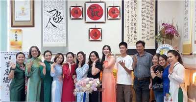 Gửi gắm ước mơ vào từng nét bút – Chị Nguyễn Phương Nghi ( áo dài màu cam) lấy ngòi bút làm nhịp cầu gắn kết văn hóa Việt Nam và Đài Loan