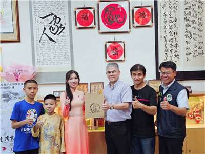 Ông Cao Chí Vĩ (1, từ phải qua)