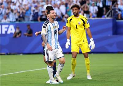 Ngôi sao người Argentina Lionel Messi (trái) dẫn dắt đội tuyển của mình trong trận đấu với đội bóng được đánh giá thấp Cape Verde. Trận đấu phải bước vào hiệp phụ trước khi Argentina giành chiến thắng và tiến vào vòng 16 đội World Cup. Ảnh phải là thủ môn của Cape Verde, Vozinha  (ảnh: AFP)