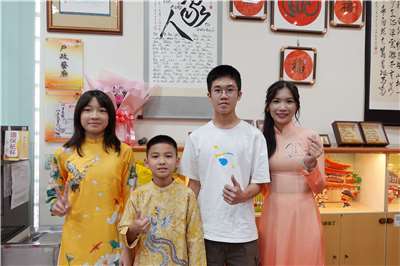 Chị Nguyễn Phương Nghi và học trò của mình