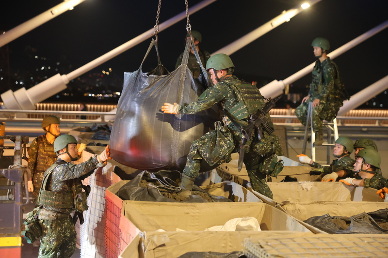 Lực lượng Lục quân lần đầu tiên thực hiện diễn tập “ngăn chặn tuyến đường trọng yếu” tại cầu Đạm Giang ở Tân Bắc. (Ảnh: CNA)